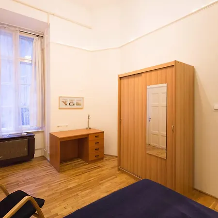 Elizabeth Square Apartament